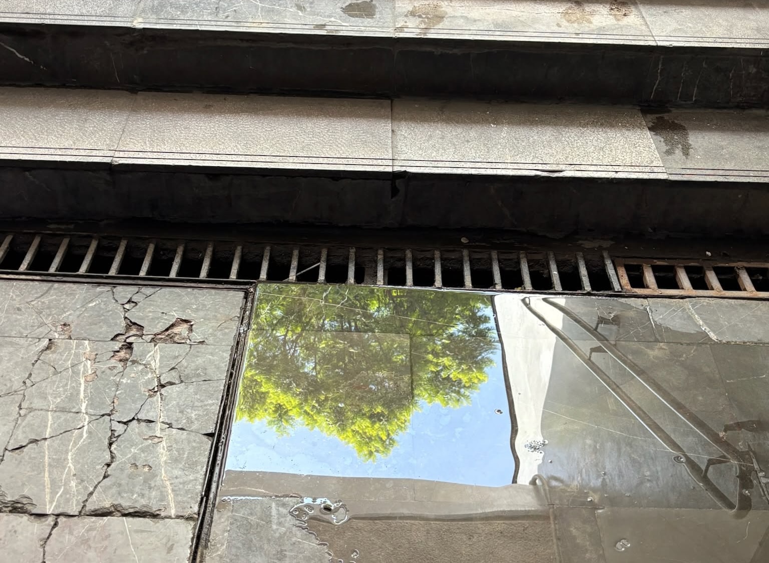 subway reflection CDMX